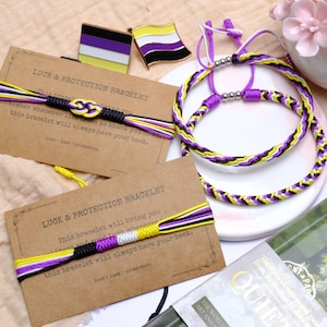 Set composto da braccialetto e spille per l'orgoglio non binario, gioielli LGBTQ fatti a mano, braccialetto con cordino regolabile, set regalo di alta qualità