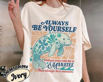 Koszulka Comfort Colors z motywem manata, koszulka w kwiaty w stylu boho, koszulka Always Be Yourself, koszulka Respect the Locals, estetyczna koszulka oceaniczna, prezent dla niej z krową morską