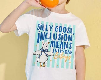 Koszulka z nadrukiem "Sped Teacher Gift Inclusion Goose Comfort Colors", koszulka dla nauczyciela edukacji specjalnej, miesiąc świadomości autyzmu, koszulka dla doradcy szkolnego w stylu preppy
