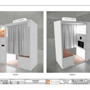 Pu&ograve; includere: Una cabina fotografica bianca con una tenda grigia, una panca e un cartello con la scritta "THE FLASHBOX". La cabina ha una fotocamera e uno schermo integrati. La cabina &egrave; illuminata dall'interno e ha un design moderno.