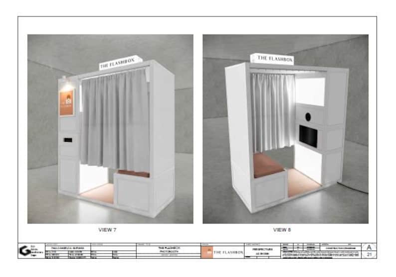 Pu&ograve; includere: Una cabina fotografica bianca con una tenda grigia, una panca e un cartello con la scritta "THE FLASHBOX". La cabina ha una fotocamera e uno schermo integrati. La cabina &egrave; illuminata dall'interno e ha un design moderno.