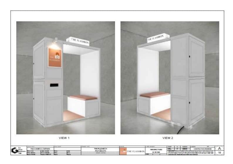 Pu&ograve; includere: Due viste di un fotomaton bianco con una panca, una luce e la scritta "THE FLASHBOX". La cabina ha un'apertura rettangolare e un piccolo cartello con un'icona della fotocamera. La cabina &egrave; progettata per scattare foto.