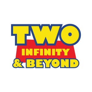 Può includere: Un design grafico con le parole "TWO INFINITY & BEYOND" in giallo e blu, su sfondo rosso. Il design utilizza un carattere audace, giocoso e in stile cartone animato.