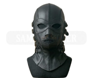 Handgefertigte, schwarze Ledermaske mit Kapuze und seitlichen Schnallenriemen, maßgefertigt