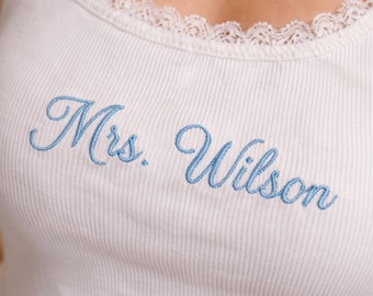 Linne med broderad spetskant, personligt linne med Mrs.-motiv, ribbad crop top, skjorta med personligt skrivmönster, estetisk mjukisflicka-topp