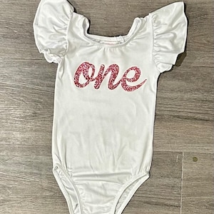 Malla blanca con mangas onduladas para primer cumpleaños &quot;One&quot; en su elección de 62 colores brillantes o sólidos - Traje Smash Cake - Body para bebé para primer cumpleaños