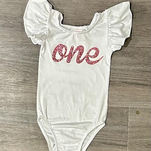 Justaucorps blanc « Un » premier anniversaire à manches flottantes dans votre choix de 62 couleurs scintillantes ou unies-Tenue gâteau Smash-1er anniversaire-body bébé