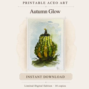Könnte beinhalten: Ein Aquarellgemälde mit dem Titel Autumn Glow, das einen strukturierten grünen und gelben Kürbis mit einem dunklen Stiel vor einem hellblauen Hintergrund zeigt. Der Text Printable ACEO Art, Autumn Glow und Instant Download ist sichtbar.