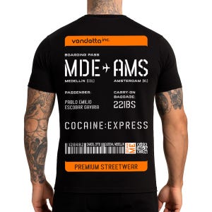 Peut inclure: T-shirt noir avec un design de carte d'embarquement. Le t-shirt affiche le texte "MDE+AMS", "COCAINE: EXPRESS" et "22IBS" pour les bagages à main. Le nom du passager est Pablo Emilio Escobar Gaviria. Le t-shirt a aussi le texte "PREMIUM STREETWEAR".