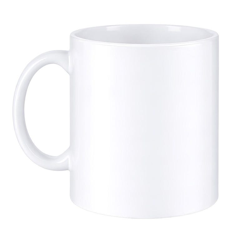 Pu&ograve; includere: Una tazza di ceramica bianca liscia con un manico curvo. La tazza ha una forma cilindrica e una finitura liscia e lucida. Anche l'interno della tazza &egrave; bianco.