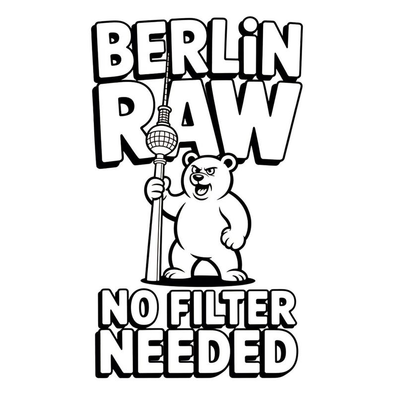 Pu&ograve; includere: Grafica in bianco e nero con un orso che tiene la Torre della televisione di Berlino. Il testo recita "BERLIN RAW" sopra e "NO FILTER NEEDED" sotto, tutto in grassetto e con contorno. L'orso ha un'espressione arrabbiata.