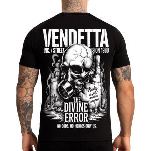 Könnte beinhalten: Schwarzes T-Shirt mit einer Grafik, die einen Schädel mit Gasmaske vor dem Hintergrund eines bröckelnden Gebäudes zeigt. Der Text lautet "VENDETTA" und "THE DIVINE ERROR". Zusätzlicher Text lautet "Reality is just another weapon."