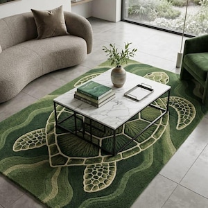 Puede incluir: Una alfombra rectangular que presenta un gran diseño de tortuga marina verde con patrones texturizados y elevados en varios tonos de verde bosque y oliva. La alfombra tiene un pelo suave y tupido y cubre gran parte del suelo bajo una mesa de centro.