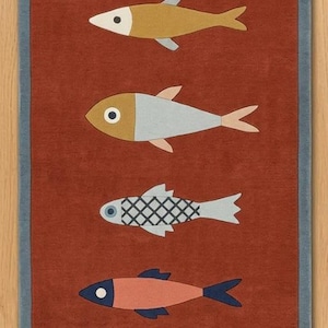Küstenfisch Handgetufteter Wollteppich | Nautical Flur Teppich in Terrakotta Rot und Blau