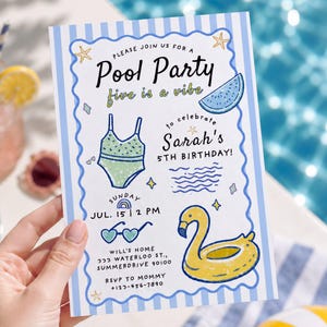 Puede incluir: Una tarjeta de invitación rectangular con rayas verticales azul claro y blancas con el texto Pool Party, five is a vibe, to celebrate Sarah's 5TH BIRTHDAY, Sunday Jul. 15 at 2 PM, Will's home 333 Waterloo St., Summerdrive 90100, RSVP to Mommy +123-456-7890.