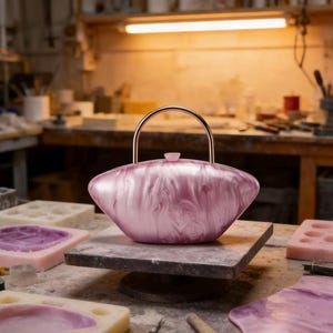 Bolso de mano tipo caja de acrílico hecho a mano con retazos: bolso de mano minimalista urbano