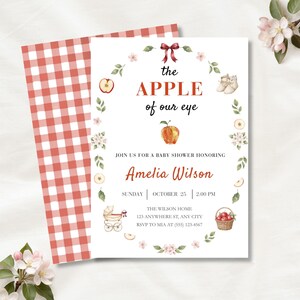 Puede incluir: Una tarjeta de invitación para baby shower blanca con un patrón de cuadros vichy rojos en el lado izquierdo. El texto dice: the APPLE of our eye, JOIN US FOR A BABY SHOWER HONORING Amelia Wilson, SUNDAY OCTOBER 25 2:00 PM, THE WILSON HOME 123 ANYWHERE ST, ANY CITY, RSVP TO MIA AT (555) 123-4567.