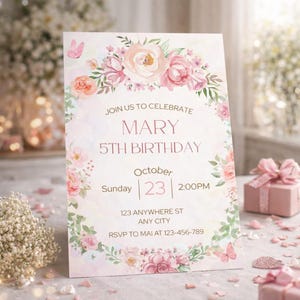 以下が含まれることがあります： 「JOIN US TO CELEBRATE MARY 5TH BIRTHDAY」のテキストが入った、ピンクとピーチの花柄の誕生日招待状。 日付は10月23日午後2時。住所とRSVP情報が含まれています。
