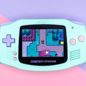Modifizierter Game Boy Advance in Pastellmint – Laminierter IPS-Bildschirm, wiederaufladbarer USB-C-Akku, Premium-Retro-Konsole | Auf Bestellung gefertigt