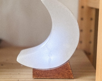 Mondlampe Halbmond Himalaya Salzkristall Rock - USB LED Salzlampe - Natürliches Salzmondlicht - Gemütliches Umgebungslicht