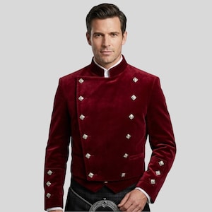 Röd sammets-Montrose kiltkavaj – Lyxig höglandsklänning | Skotsk kappa i prins Charlie-stil | Bröllops- och ceremonikavaj