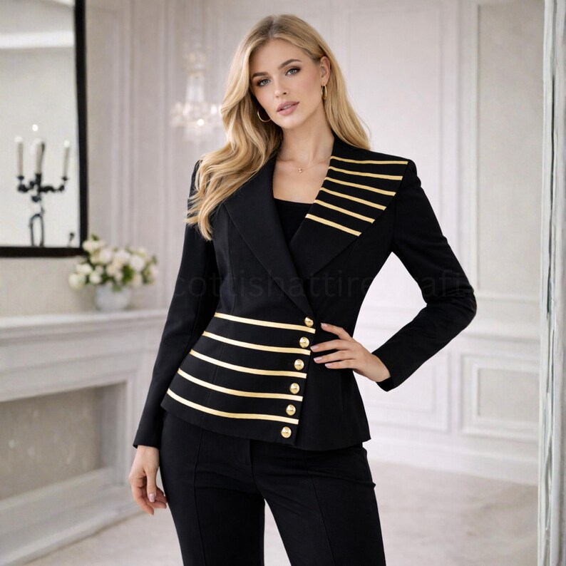 Puede incluir: Una blazer negra con rayas horizontales doradas y botones dorados. La blazer tiene un corte entallado y se combina con pantalones negros. El dise&ntilde;o de la chaqueta incluye rayas doradas en el hombro y en la cintura.