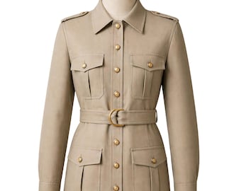 Puede incluir: Chaqueta beige con cinturón en la cintura y múltiples bolsillos. La chaqueta tiene cuello, charreteras y botones dorados. El cinturón tiene una hebilla dorada. La chaqueta se exhibe en un maniquí.