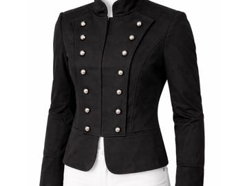 Puede incluir: Chaqueta negra con cuello alto y diseño cruzado. La chaqueta presenta botones plateados y mangas largas. El corte entallado y la silueta estructurada crean un look clásico y elegante. La chaqueta se muestra en un maniquí.