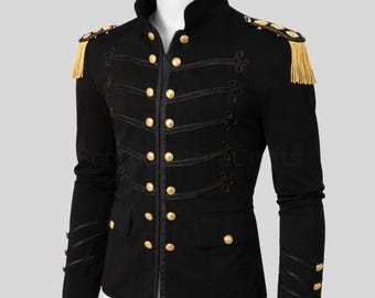 Puede incluir: Chaqueta negra de estilo militar con botones dorados y charreteras. La chaqueta presenta un cuello alto, bordados decorativos y dos bolsillos delanteros. Las mangas tienen botones dorados en los puños. Prenda formal y entallada.