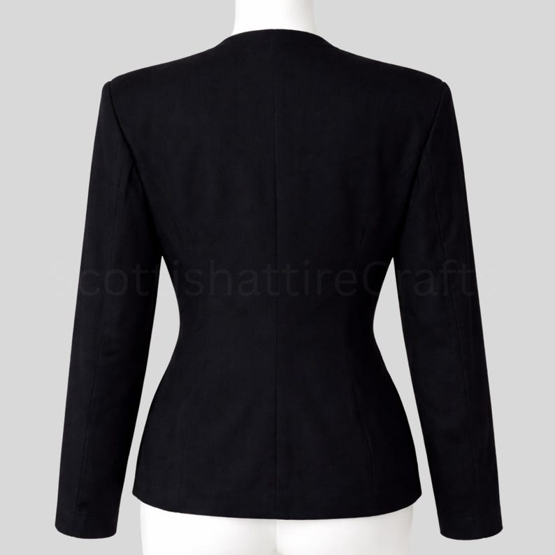 Puede incluir: Un blazer negro con un corte entallado, con un dise&ntilde;o cl&aacute;sico sin cuello y mangas largas. La chaqueta tiene una cintura entallada y una textura lisa y s&oacute;lida. Vista trasera del blazer en un maniqu&iacute;.