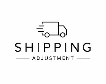 Puede incluir: Un logotipo gráfico en blanco y negro con un dibujo lineal minimalista de un camión de reparto con líneas de movimiento a la izquierda. Debajo del camión, la palabra SHIPPING está impresa en letras mayúsculas, seguida de la palabra ADJUSTMENT.