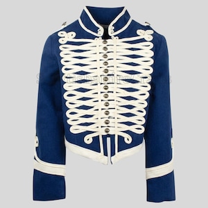 Puede incluir: Chaqueta azul marino de estilo militar con ribetes y botones decorativos blancos. La chaqueta presenta un cuello alto y detalles ornamentados de cuerda blanca en la parte delantera. Las mangas también tienen ribetes blancos. Una prenda clásica y formal.