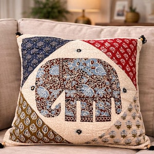 Puede incluir: Un conjunto de tres jarrones de cerámica de diferentes alturas. Los jarrones son blancos con un diseño texturizado y acanalado. El jarrón más alto mide aproximadamente 25 cm, el mediano 20 cm y el más pequeño 15 cm.