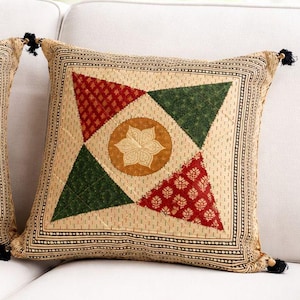 Poszewka na poduszkę w stylu patchworkowym z geometrycznym nadrukiem w bloki, dekoracyjna poduszka w stylu boho, element dekoracyjny na sofę