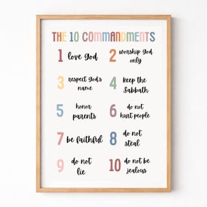 Puede incluir: Un cartel enmarcado con los Diez Mandamientos. El título "THE 10 COMMANDMENTS" está en la parte superior, con cada mandamiento numerado y listado en texto colorido. El marco es de color marrón claro.