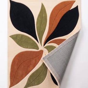 Sustainable friendly handmade wool Teppich acting as a luxury custom rug gift for minimalists and nature art collectors.