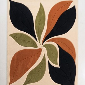 Elegant botanical decor Tapis perfect for contemporary Scandinavian, mid-century modern, and Japandi living room layouts.