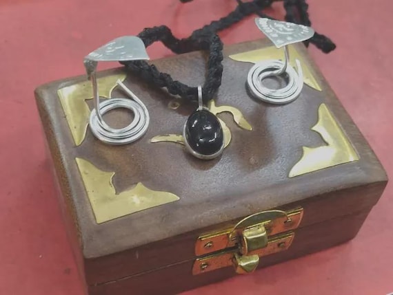 Z+ Latest Wealth Richness Nagmani Cobra Black Snake Stone Pendant