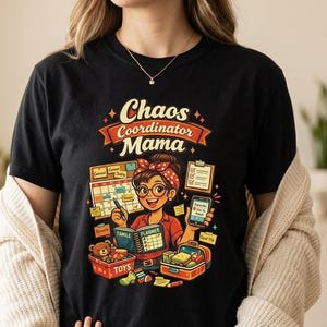 Camiseta "Coordinadora del Caos para Mamá", Camiseta Retro Divertida para Mamá, Comfort Colors 1717
