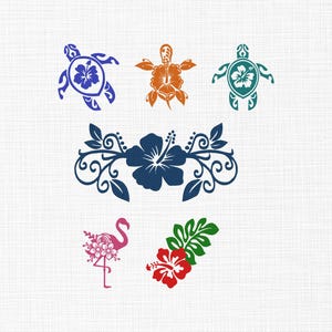 Puede incluir: Una colección de gráficos de temática tropical que presenta una tortuga azul con una flor, una tortuga naranja, una tortuga verde azulado, una flor de hibisco azul oscuro con remolinos, un flamenco rosa con flores, una flor de hibisco roja y hojas verdes.