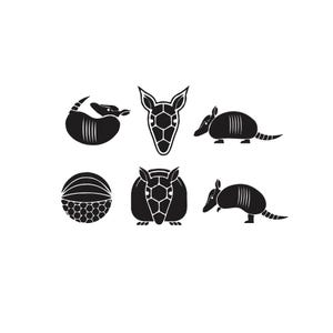 Puede incluir: Una colección de seis ilustraciones negras de armadillos en varias poses. Los diseños incluyen un armadillo enrollado, una vista frontal, un perfil, una forma de bola, un armadillo frontal y un armadillo caminando.