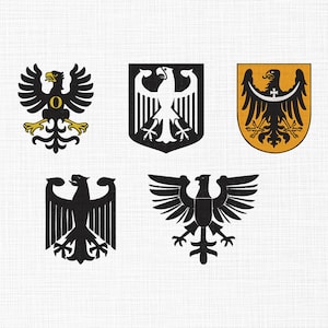 Może przedstawiać: Pięć różnych wzorów czarnych i złotych herbów z orłami. Orły są przedstawione ze skrzydłami wzniesionymi i umieszczone na różnych kształtach tarcz. Herby nadają się do emblematów, logo lub elementów dekoracyjnych.