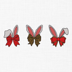 Puede incluir: Tres diseños de orejas de conejito de Pascua. Cada par de orejas tiene un lazo diferente. Uno tiene un lazo de lunares rojos, otro un lazo con estampado de leopardo y el último un lazo rojo liso. Las orejas son rosas por dentro con contornos blancos y negros.