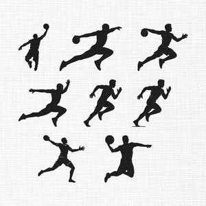 Könnte beinhalten: Schwarze Silhouette-Illustrationen von Basketballspielern in verschiedenen Posen, darunter Springen, Laufen und Werfen des Balls. Die Figuren sind vor einem strukturierten, cremefarbenen Hintergrund platziert.