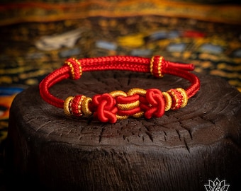 Braccialetto di protezione fatto a mano con cordino rosso, amuleto buddista con nodo a sella tibetano e cordino rosso per stabilità e sicurezza, regalo spirituale per uomini e donne.
