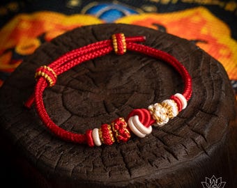Bracciale rosso con nodi fortunati intrecciati a mano, braccialetto tibetano con nodi di fiori di pesco. Amuleto buddista per amore e fortuna, braccialetto di benedizione spirituale, regalo del destino.