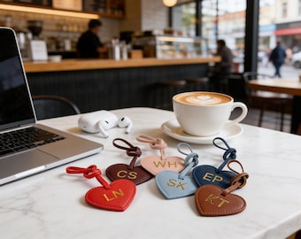 カスタマイズされたレザーハートバッグチャーム、かわいいハンドバッグアクセサリー、彼女へのユニークなギフト、レザーバッグチャーム、花嫁介添人や誕生日のギフト、結婚祝い