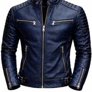 Può includere: Giacca in pelle blu navy con collo alto e multiple tasche con cerniera. La giacca presenta dettagli trapuntati sulle spalle e sulla parte superiore del braccio, chiusura frontale con cerniera e fibbia in vita.
