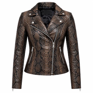 Peut inclure: Une veste à motif peau de serpent marron et noir avec un revers cranté, une fermeture éclair asymétrique argentée sur le devant, deux poches latérales zippées et des manches longues avec des détails en métal argenté sur le col et les poignets.