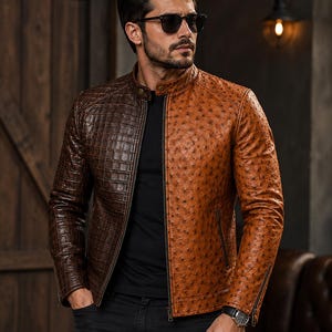 Giacca da uomo in pelle bicolore goffrata: texture struzzo e coccodrillo, cappotto di lusso fatto a mano.